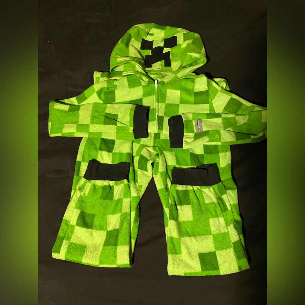 Minecraft Creeper pajamas size 14/16